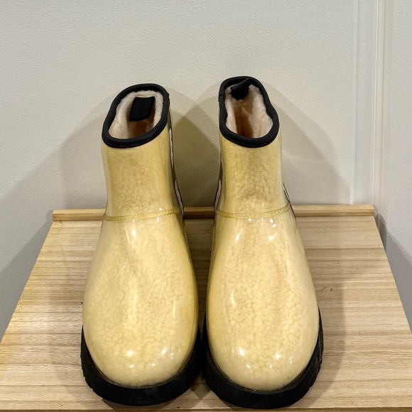 UGG Women’s Waterproof Ankle Boots Shearling Lined Clear Size 11 - Picture 3 of 8
